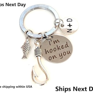 Ich bin Hooked On You, Paare Schlüsselanhänger, Freundin Geschenk, Freund Schlüsselanhänger, Liebhaber Schlüsselanhänger, personalisierte Geschenke für ihn, Angeln Geschenke