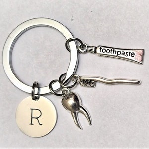 Porte-clés d'hygiéniste dentaire Cadeaux personnalisés d'hygiéniste dentaire, porte-clés dentaires Pâte à dents initiale, brosse à dents, charme de dent
