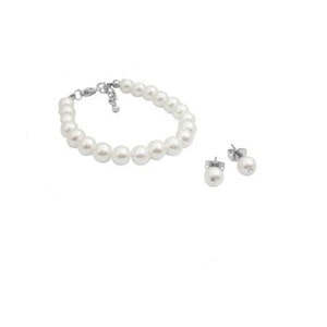Puede incluir: Un conjunto de joyas que incluye una pulsera y pendientes. La pulsera est&aacute; hecha de perlas blancas y tiene un cierre plateado. Los pendientes son pendientes de perlas con postes plateados. Las perlas son redondas y blancas.