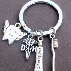 Porte-clés d'hygiéniste dentaire, caducée DH, cadeau dentaire, cadeau de graduation d'hygiéniste dentaire personnalisé, dentifrice de charme de dent, brosse à dents, cadeaux DH