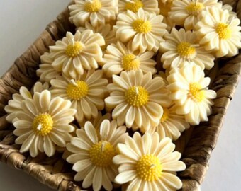 Daisy Candle Favor, Wedding Favors For Guest in Bulk, Wedding, Birthday, Event Favor, Engagement Favor, Bridesmaid Gifts, Whimsical Decor