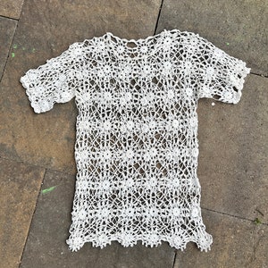 Vintage 60s Mesh Open Weave Crochet Doily Top sz S image 4