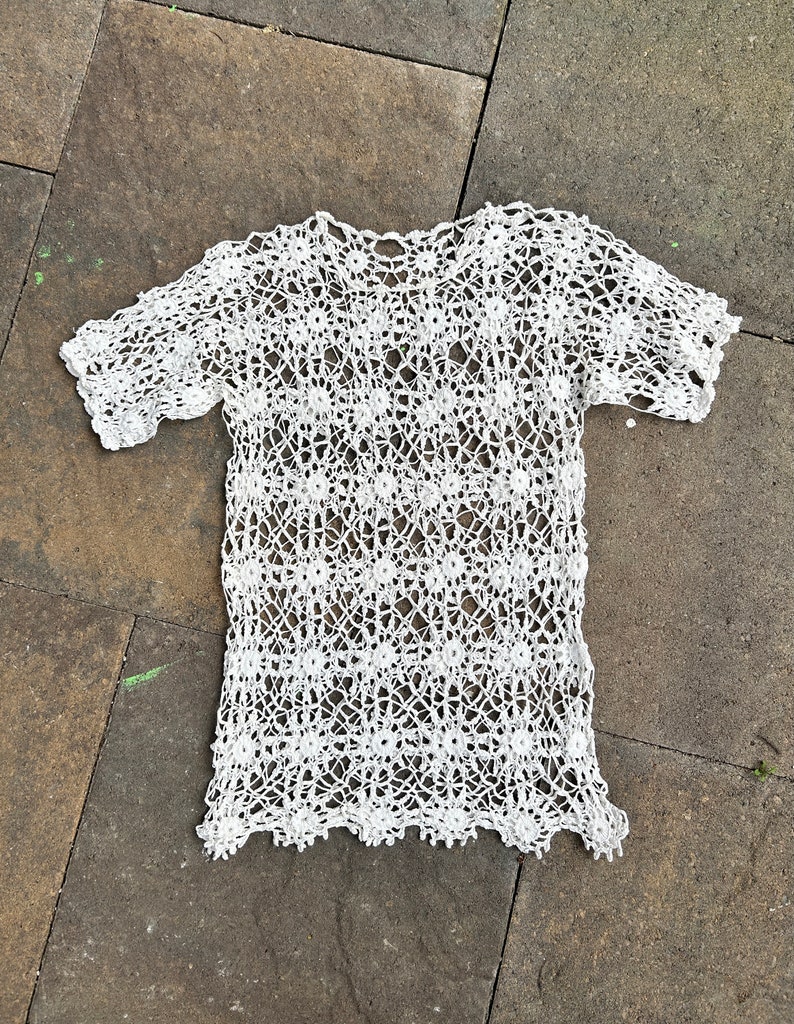 Vintage 60s Mesh Open Weave Crochet Doily Top sz S image 4