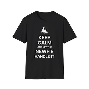 Könnte beinhalten: Schwarzes T-Shirt mit weißem Text und einer Grafik von Neufundland. Der Text lautet „KEEP CALM AND LET THE NEWFIE HANDLE IT“. Das Shirt besteht aus einem weichen Material und hat einen Rundhalsausschnitt.