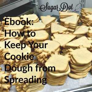 Puede incluir: Una pila de galletas de azúcar de diferentes formas, con el texto "Ebook: Cómo evitar que tu masa de galletas se extienda" en la parte superior. Las galletas son de color marrón claro y tienen un ligero tono dorado. El texto "Sugar Dot Cookies" está en la esquina superior derecha de la imagen.