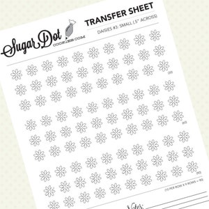 Könnte beinhalten: Ein weißes Transferblatt mit einem Gänseblümchenmuster. Das Blatt enthält den Text "TRANSFER SHEET" und "DAISIES #3: SMALL (1,27cm ACROSS)". Das Logo von Sugar Dot Cookies befindet sich oben links. Das Blatt enthält 90 kleine Gänseblümchen-Umrisse.