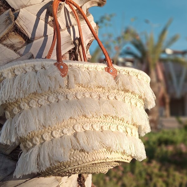 straw beach bag woven with wool thread