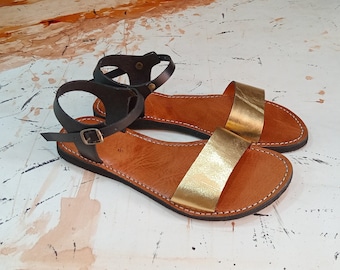 Sandale plate en cuir doré pour femme