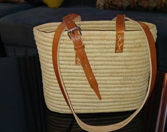 Elegancia Radiante :Bolso de rafia con bandolera de piel