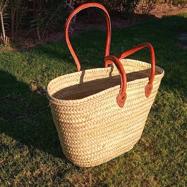 Straw bag with leather handle for summer