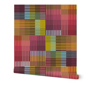 Peut inclure: Papier peint à motif géométrique abstrait avec un motif répétitif de rayures rouges, jaunes, vertes et bleues. Le motif est composé de carrés et de rectangles.