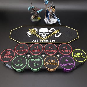 Könnte beinhalten: Ein schwarzes AoS Token Set mit einem Totenkopf- und gekreuzten Äxte-Design und Miniaturfiguren. Das Set enthält verschiedene Token mit Text wie "+1 Angriff", "Ward 6+" und "Control". Die Token sind in verschiedenen Farben.