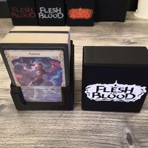Deck box 80+ cartes avec compartiment (boite de jeton / dés, extra carte) - TCG de carne y hueso