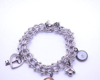 Vintage signiertes AZ Sterling Silber Charm-Armband mit Doppelgliederkette, Skorpion-Sternzeichen, Bowlingkegel-Anhänger in Senfkornform, schweres antikes Silberschmuckstück