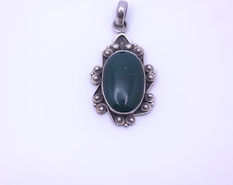 Vintage-Anhänger aus 925er Sterlingsilber mit ovalem grünem Onyx-Cabochon, kunstvoll gearbeitetem Rankenmuster, Drahtarbeit im Südwest-Stil, Perlenkranz und Statement-Charm – ein perfektes Geschenk aus einem Nachlass.