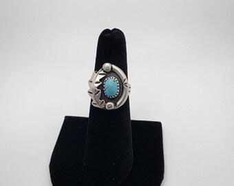 Vintage Paul Haley Navajo Ring aus 925er Sterlingsilber mit Türkisblatt, Feder und Schildmotiv, Größe 5,75, signiert, handgefertigter Schmuck der amerikanischen Ureinwohner aus dem Südwesten der USA