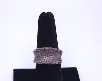 John Hardy zugeschriebener Sattelring aus 925er Sterlingsilber mit Kieselsteinmuster, breites Statement-Band, Größe 8,75 (angepasst), Bali Fine Gift
