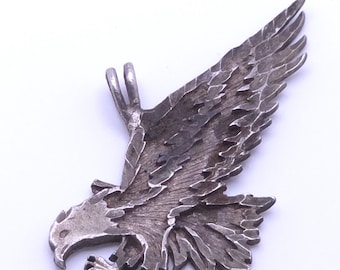 Vintage-Anhänger aus 925er Sterlingsilber mit strukturierter Oberfläche und fliegendem Weißkopfseeadler, 4,75 cm (1,87 Zoll), 4,75 g, detailliertes, diamantgeschliffenes Wildtiermotiv, Americana, feiner Schätzwert