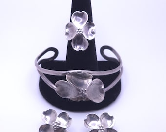 Vintage Stuart Nye Sterling Silber Handgefertigtes 3-teiliges Schmuckset mit Hartriegelblüte, bestehend aus Manschettenarmband, Ring (Größe 6,5) und Ohrsteckern.