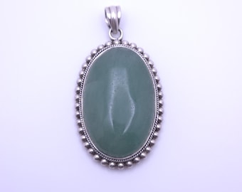 Vintage-Anhänger aus 925er Sterlingsilber mit großem ovalem Cabochon aus grünem Aventurin, Perlenkranz und gefasster Lünette aus grünem Aventurin, 24,8 g