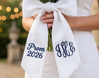 Gestickte Abschlussball-Paar-Blumenstrauß-Schärpe, Abschluss-Namensband-Blumenstrauß-Schärpe, personalisiertes Monogramm-Band, Geschenk für sie