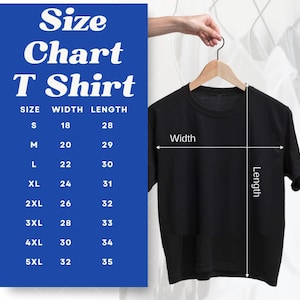 K&ouml;nnte beinhalten: Ein schwarzes T-Shirt h&auml;ngt an einem Holzb&uuml;gel. Eine Gr&ouml;&szlig;entabelle mit Ma&szlig;en in Zentimetern wird auf blauem Hintergrund angezeigt. Die Tabelle listet die Gr&ouml;&szlig;en S bis 5XL mit Breiten- und L&auml;ngenma&szlig;en auf.