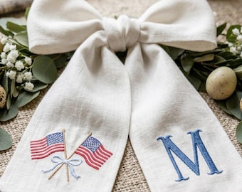 Bestickte personalisierte USA-Flaggen-Kranz-Schärpe, kundenspezifisches Monogramm Seersucker-Türdekor, Sommer-Toile Haustür-Bogen, Feiertagsdekor