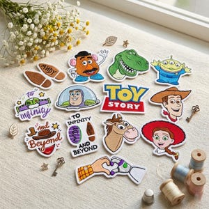 Op de afbeelding: Een verzameling geborduurde patches met Toy Story-personages, waaronder Mr. Potato Head, Rex, een alien, Buzz Lightyear, Woody, Bullseye en Jessie. De set bevat tekstpatches met de teksten Toy Story en To Infinity and Beyond.