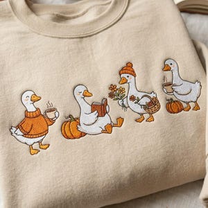 Geborduurd Reading Goose-sweater, Fall Silly Goose ronde hals, Fall Vibes herfstshirt, Thanksgiving-T-shirt, gezellig seizoenscadeau