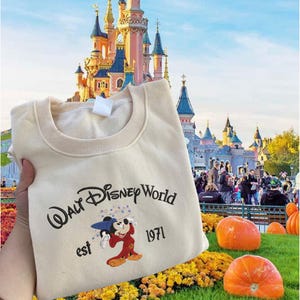 Ras du cou brodé de dessin animé de souris vintage personnalisé, chemise brodée Halloween Magic Kingdom, chemise de la saison fantasmagorique, chemise cadeau pour femme