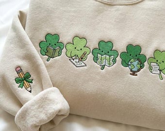 Broderad St. Patricks dag-tröja, rolig mini-shamrocks-tröja med rund hals, lyckosam lärarklöver, grundskola, gåva för uppskattning av lärare