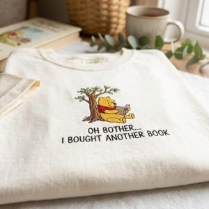 Komfortfärger Rolig läsbok Broderad T-shirt, Magiskt land Bokälskare T-shirt, Bibliotekarie Gåva