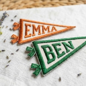 Gestickter Wimpel Aufnäher mit Team Name, Game Day College Patches, Personalisierter Wimpel Aufnäher, Aufnäher für Rucksäcke, Hüte und Mützen