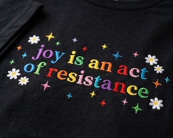 Freude ist ein Akt des Widerstands Besticktes Shirt, Pride Month T-Shirt, Regenbogen Pride Rundhalsausschnitt, Menschen rechts T-Shirt, Pride Geschenk