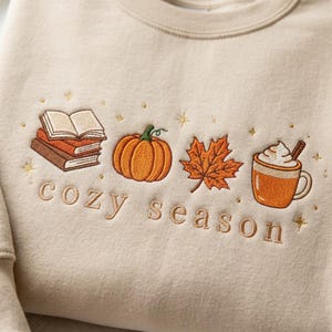 Geborduurd gezellig seizoenssweater, shirt pompoenseizoen, pompoenboeken herfst ronde hals, koffieshirt herfst, herfstcadeau