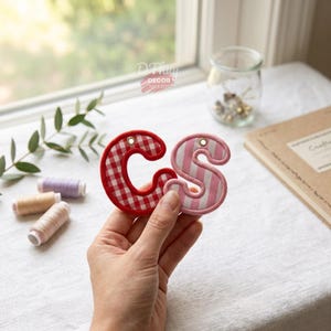 Portachiavi con iniziale ricamata personalizzata, ciondolo a quadretti per borsa tote o zaino, etichetta in tessuto personalizzata, regali per damigelle, etichetta femminile