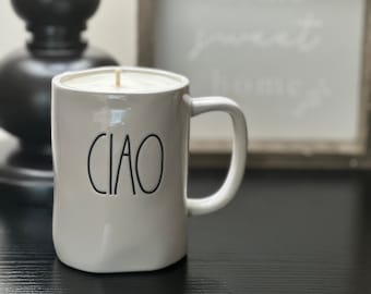 Upcycled Sojawachs Kerze in Rae Dunn &quot;Caio&quot; Tasse | Umweltfreundliche Kerze | Einzigartiges Geschenk für Kaffeeliebhaber