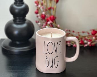 Upcycled Sojawachskerze in Rae Dunn &quot;Love Bug&quot; Tasse | Umweltfreundliche Kerze | Einzigartiges Geschenk zum Valentinstag