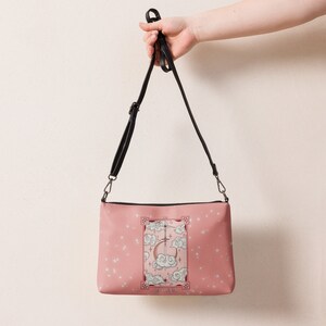 Bolsa transversal de tarô La Luna rosa pastel | Estética pastel suave | Acessórios de bruxa gótica | Bolsas | Bolsas de mão | Acessório de viagem