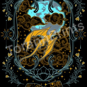 Könnte beinhalten: Ein goldener Drache fliegt durch einen sternenklaren Nachthimmel mit einem Vollmond im Hintergrund. Die Szene ist von einem verzierten, dunkelblauen Rahmen mit floralen Details eingerahmt. Ein offenes Buch mit einem Sternenmuster befindet sich am unteren Rand des Bildes.
