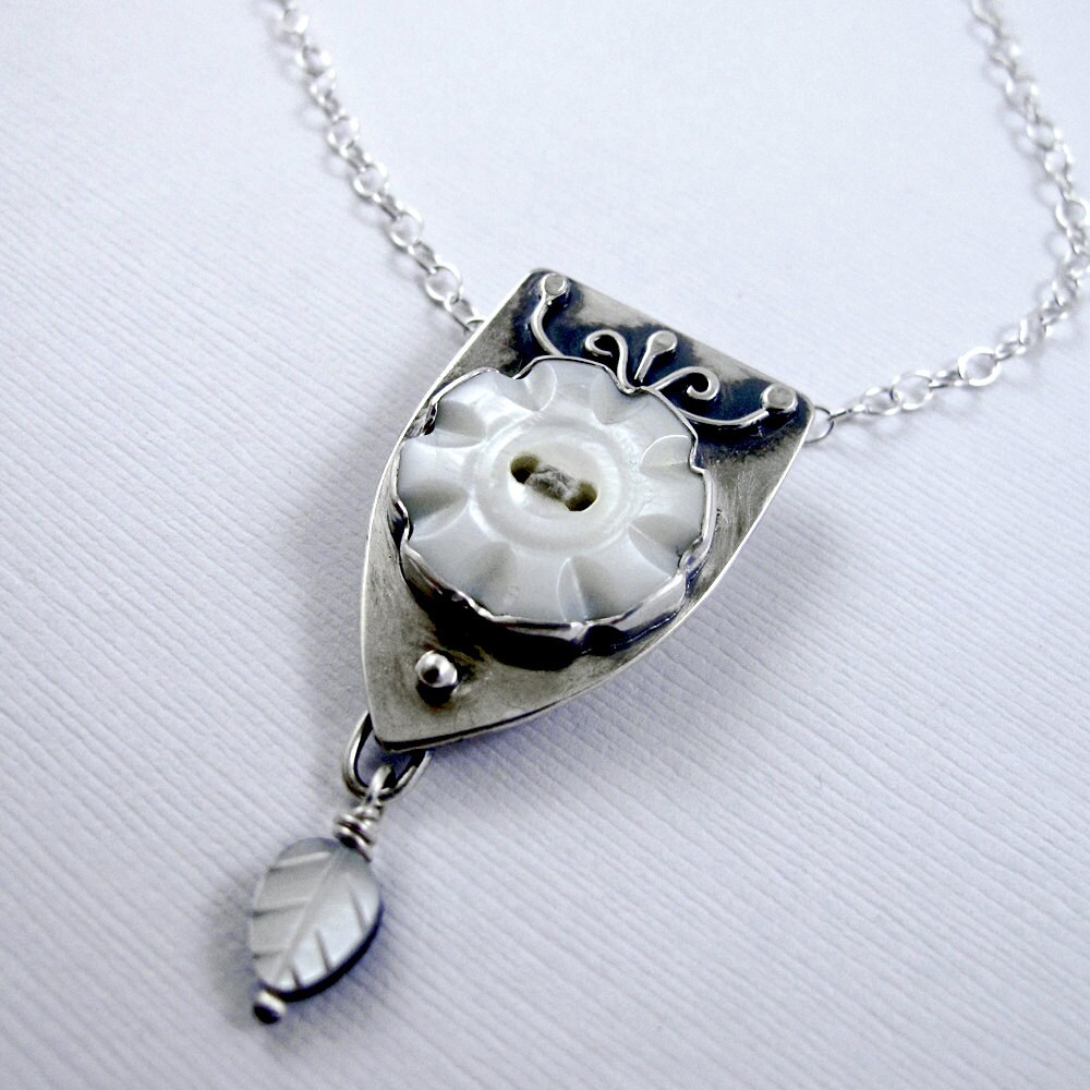 Vintage Button Necklace: Flower Mother 