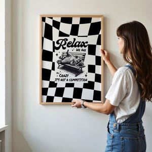 Retro Checkered Relax Wall Art, Zabawny wydruk cyfrowy, Y2K estetyczny wystrój, Inspirujący plakat, Sztuka typografii vintage, Ekscentryczny wystrój domu