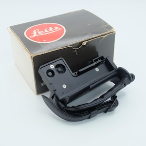 Puede incluir: Un juego de tres tazas de cerámica con un acabado mate moteado. Las tazas son de color crema, gris claro y gris oscuro. Cada taza tiene un diseño simple y minimalista y un asa redondeada.