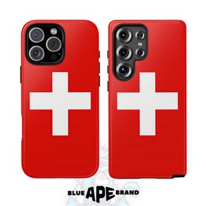 Puede incluir: Dos fundas para teléfono con un diseño de bandera suiza. Las fundas son rojas con una cruz blanca en el centro. Una funda es para un iPhone y la otra es para un Samsung Galaxy.