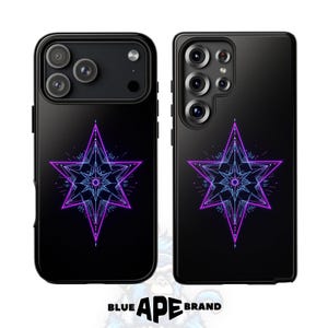 Puede incluir: Fundas de teléfono negras con un diseño de estrella geométrica en tonos morados y azules. Las fundas tienen un acabado brillante y un recorte para la cámara. El logotipo de Blue Ape Brand está en la parte inferior.