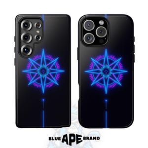 以下が含まれることがあります： 黒い携帯電話ケース。ネオンブルーと紫のコンパスローズのデザイン。ケースは光沢のある仕上がりで、垂直の青い線があります。「BLUE APE BRAND」のロゴが下部にあります。