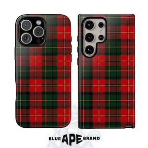 Puede incluir: Una funda de teléfono de cuadros rojos, verdes y negros para un teléfono inteligente con una protuberancia de cámara. La funda tiene un borde negro.