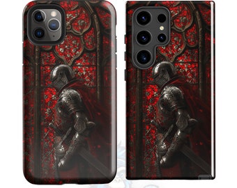 Puede incluir: Una funda para teléfono con un diseño de ventana de vidriera roja que presenta a un caballero con armadura. El caballero está de pie frente a la ventana, sosteniendo una espada. La funda está diseñada para un teléfono inteligente con una protuberancia de cámara.
