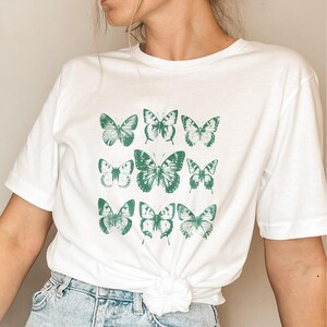 T-shirt con grafica retrò a farfalla / T-shirt con estetica naturale anni &#39;90 / T-shirt vintage a farfalla per donna / T-shirt regalo boho / Grafica minimalista