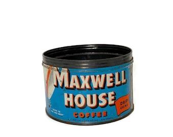 Könnte beinhalten: Eine blaue Maxwell House Kaffeedose im Vintage-Stil mit schwarzem Rand. Das Etikett zeigt den Text Maxwell House Coffee, Drip Grind und Good to the Last Drop. Der untere Text gibt ein Nettogewicht von einem Pfund und 454 Gramm an.